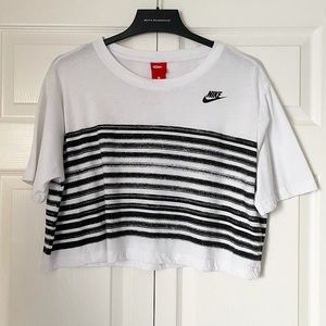 nike white crop top with striped sleeves